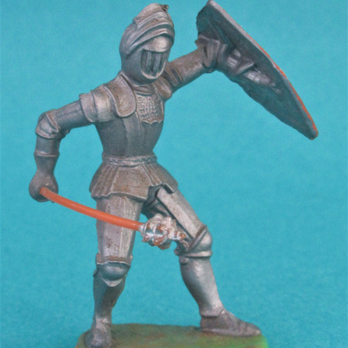 8932 4 Chevalier en armure se défendant avec épée et bouclier (ou masse d'armes).